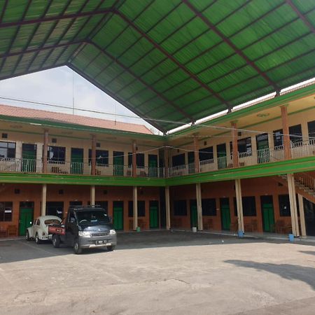Hotel Oyo 92693 Houstel Darma Syariah à Probolinggo Extérieur photo