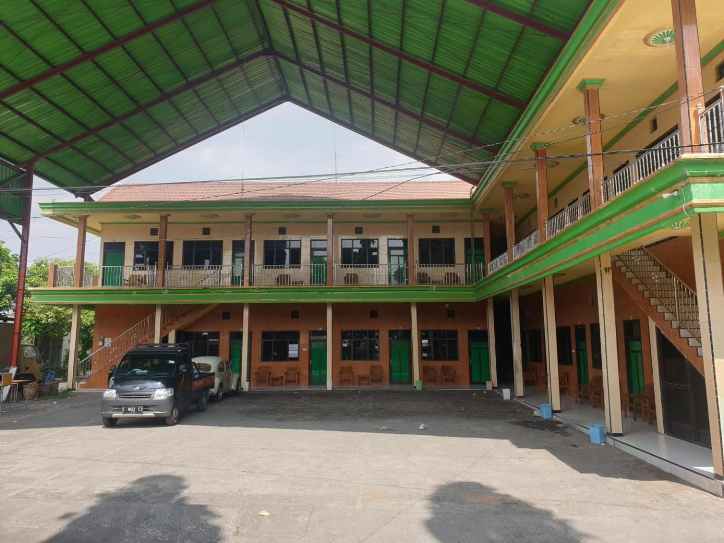 Hotel Oyo 92693 Houstel Darma Syariah à Probolinggo Extérieur photo