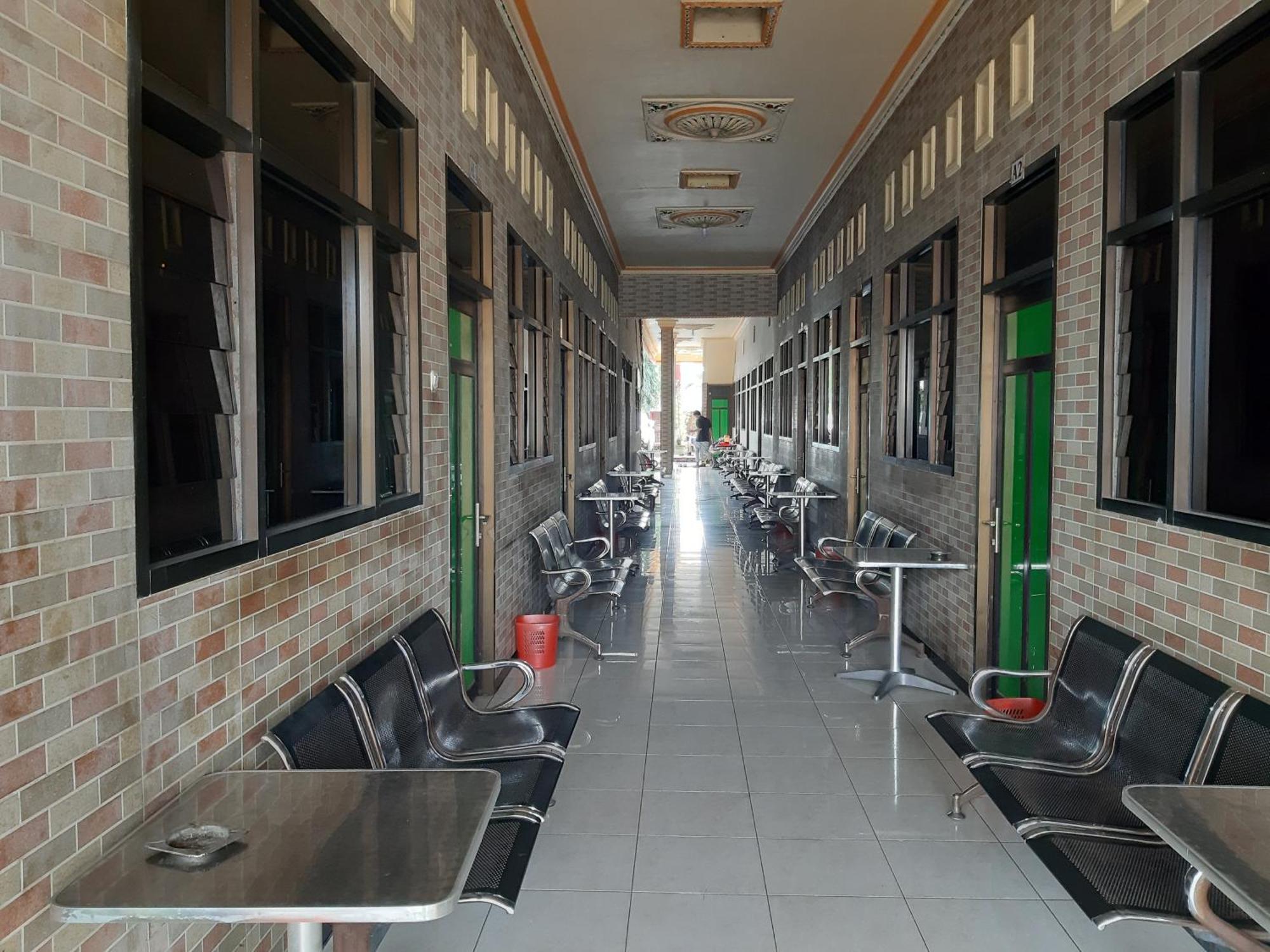 Hotel Oyo 92693 Houstel Darma Syariah à Probolinggo Extérieur photo